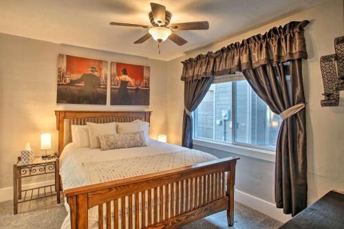 um quarto com uma cama, uma ventoinha de tecto e uma janela em NEW! Unique Coeur d’Alene Cottage. 1/2 Mi to Dtwn em Coeur d'Alene