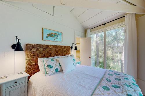 1 dormitorio con cama y ventana en Sealoft 2032, en Hilton Head Island