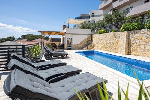 Home PANDZA - Omiš, private pool close to the beach