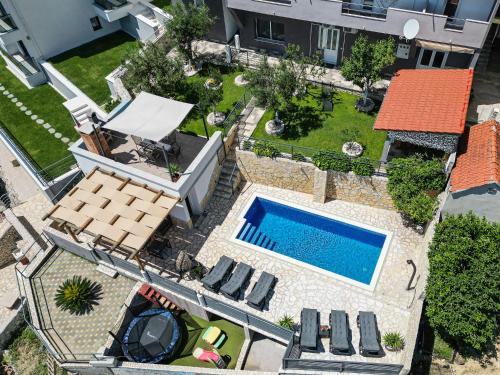 Home PANDZA - Omiš, private pool close to the beach