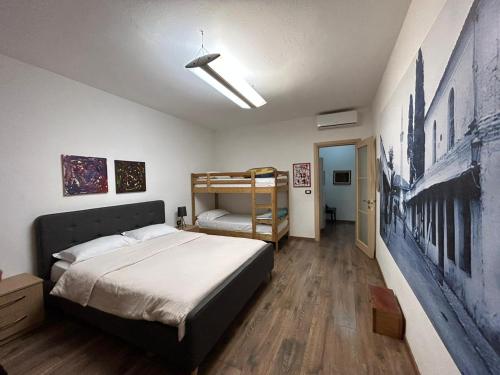un dormitorio con una cama y una litera en Marias Home in Blloku, Tirana, en Tirana