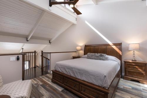 Un dormitorio con una cama y dos mesitas de noche. en **Newly Remodeled** Steps to Kamaole 3 Beach!, en Wailea