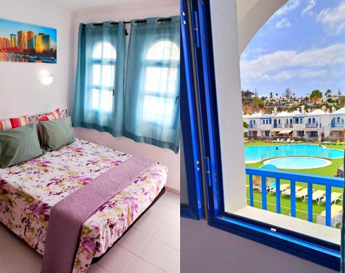 sypialnia z łóżkiem i oknem z basenem w obiekcie BungaLove Maspalomas w mieście Maspalomas
