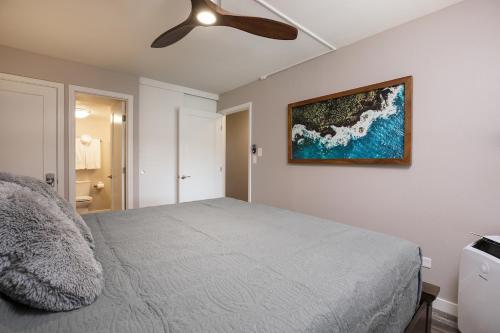 um quarto com uma cama e uma ventoinha de tecto em 4-309 Kamaole Sands**Newly Remodeled** Steps to Kamaole 3 Beach! em Wailea