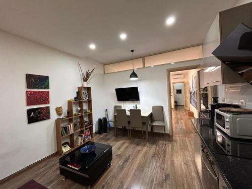 Una sala de estar con una mesa y un comedor. en Marias Home in Blloku, Tirana, en Tirana