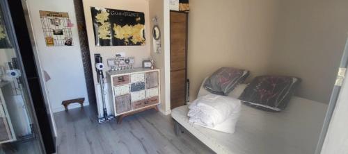 une petite pièce avec un lit et une table dans l'établissement Maison schneid'family, à Jonage