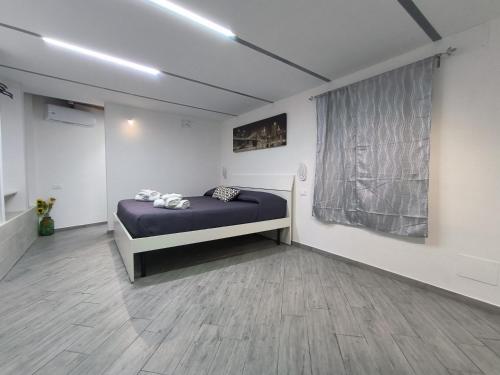ein Schlafzimmer mit einem Bett und einem Wandgemälde in der Unterkunft B&B Vicolo50 Salerno in Salerno