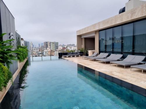 Exclusivo apartamento Torre Deco Armani Recoleta في بوينس آيرس: مسبح لا نهاية له على سطح المبنى