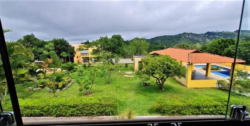 - une vue depuis la fenêtre d'une maison avec une cour dans l'établissement Flat Paraíso em Serra Negra- Bezerros/PE, à Bezerros