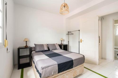 Un dormitorio con una cama grande y un baño. en Preciosa casa independiente con increibles vistas, en Vejer de la Frontera