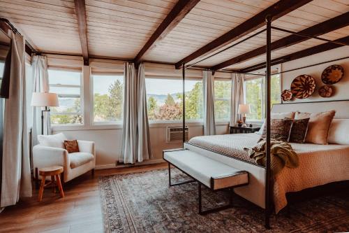 アシュランドにあるSwank House on Main St in Ashlandのベッドとソファと窓のある寝室