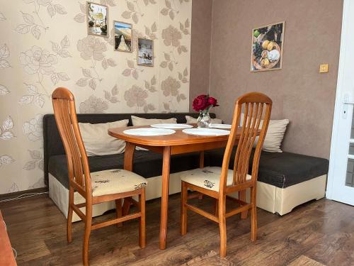 einen Tisch und zwei Stühle sowie ein Bett in einem Zimmer in der Unterkunft Apartment Acacia in Warna