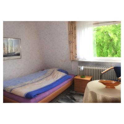 una piccola camera con letto e finestra di Haus am See a Horn-Bad Meinberg