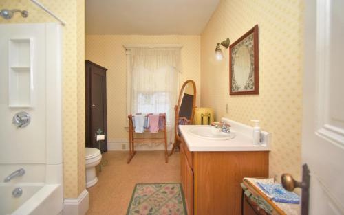 uma casa de banho com um lavatório e um WC em Blooming Inn Shelburne Falls em Shelburne Falls