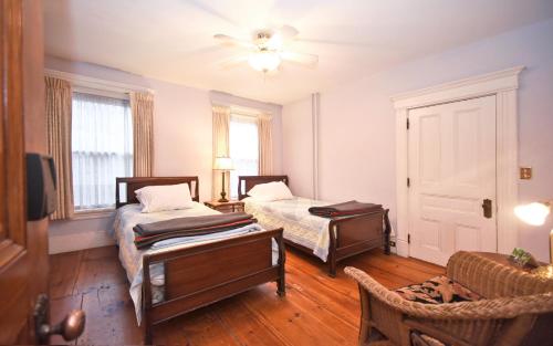 Katil atau katil-katil dalam bilik di Blooming Inn Shelburne Falls