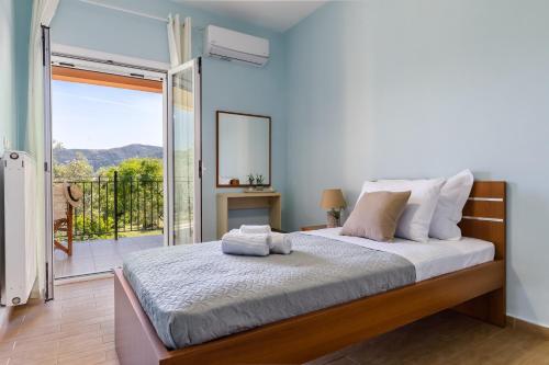 スコペロスにあるEleonora'sのベッドルーム1室(ベッド1台付)