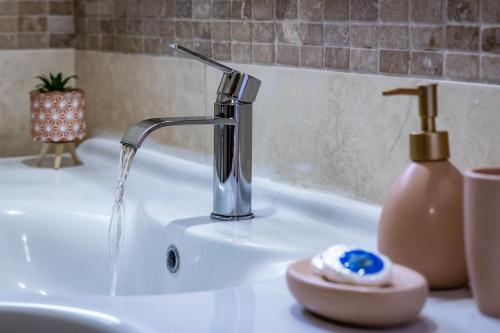 スコペロスにあるEleonora'sの洗面台(蛇口、石鹸付)