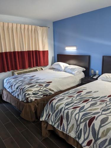 アレクサンドリアにあるBudget Inn Alexandriaのベッド2台が隣同士に設置された部屋です。