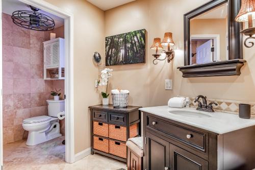 une salle de bain avec un lavabo, des toilettes et un miroir dans l'établissement Keauhou Paradise at Mauna Loa Village #10, à Kailua-Kona