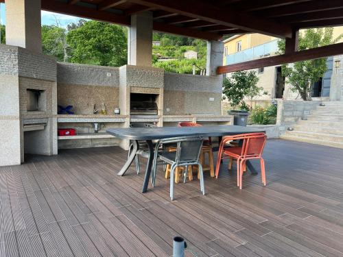 a black table and chairs on a patio at CASA DA CASTANHEIRA in Candeiro