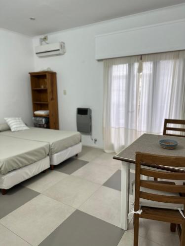 1 dormitorio con cama, mesa y comedor en monoambiente GUALEGUAYCHÚ centro en Gualeguaychú