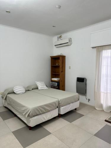 1 dormitorio con 1 cama grande y TV en monoambiente GUALEGUAYCHÚ centro en Gualeguaychú