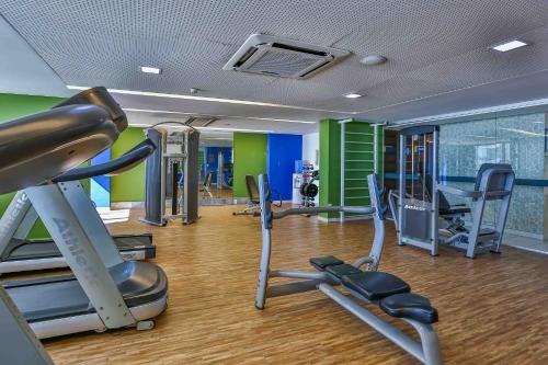 un gimnasio con cintas de correr y elípticas en una habitación en VISTA MAR BOA VIAGEM - BEACH CLASS EXECUTIVE, en Recife