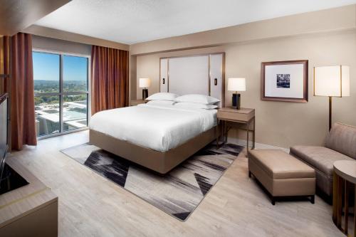 una camera d'albergo con letto e divano di Sheraton Raleigh Hotel a Raleigh