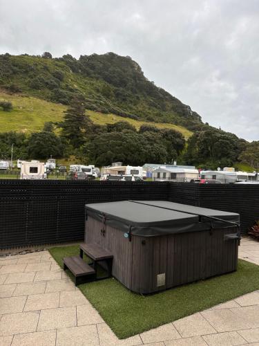 un gran edificio con una mesa y dos bancos en The Bay The Beach The Mount The Best, en Mount Maunganui