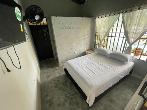una camera con un letto in una stanza con finestre di villa vale Rivera Huila a Rivera