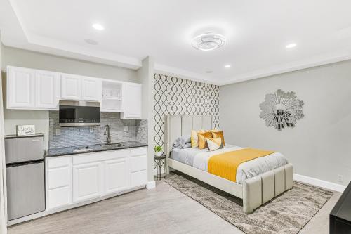 a bedroom with a bed and a kitchen at SW Beach Hotel in Hermosa Beach