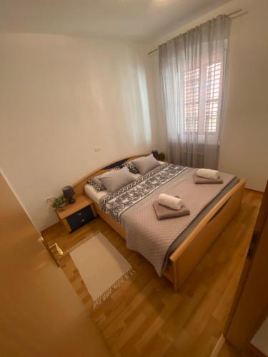 een slaapkamer met een bed met twee handdoeken erop bij Shadi Apartment in Koper