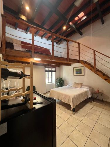 um quarto com uma cama e um loft em Hostal Luna 49 em Querétaro