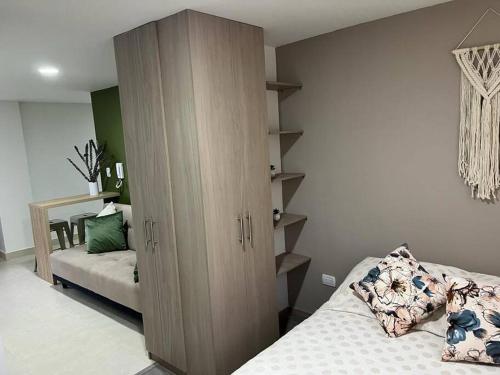 um quarto com um grande armário de madeira ao lado de uma cama em Urban 102 em Manizales