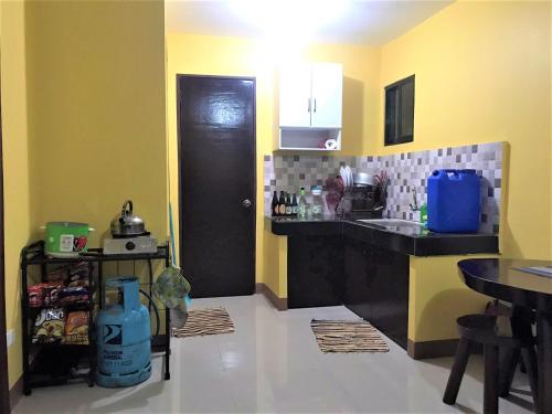 una cocina con una puerta negra y un mostrador negro en Affordable Whole House Rent Transient en Butuán