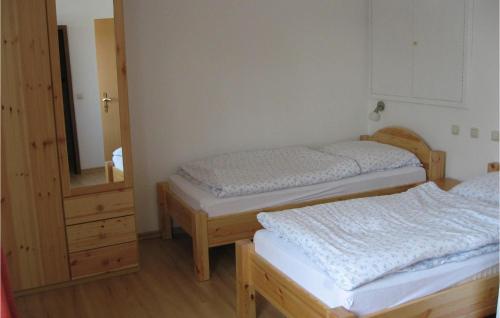 2 Einzelbetten in einem Zimmer mit Spiegel in der Unterkunft Ferienhaus Heberer Str. O in Bispingen