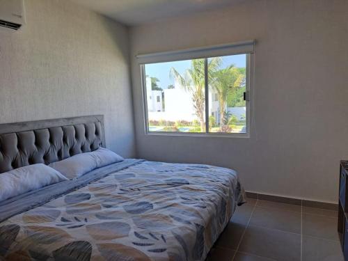 ein Schlafzimmer mit einem großen Bett mit Fenster in der Unterkunft Casa, alberca, club de playa WI-FI en Acapulco in Barra Vieja