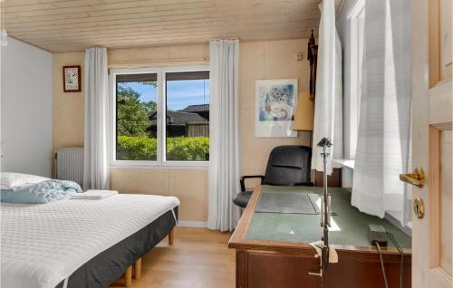 Schlafzimmer mit einem Schreibtisch, einem Bett und einem Fenster in der Unterkunft Gorgeous Home In Gilleleje With Kitchen in Gilleleje