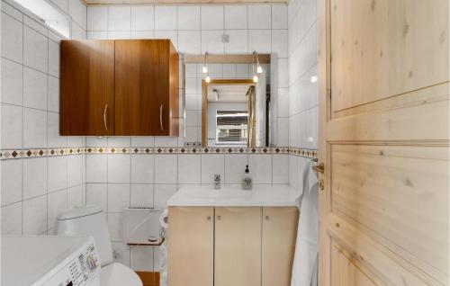 ein Bad mit einem Waschbecken und einem WC in der Unterkunft Gorgeous Home In Gilleleje With Kitchen in Gilleleje