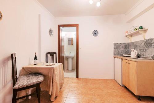 - une cuisine avec une table, un évier, une table et une chaise dans l'établissement Kristinas View Studios, à Rhodes