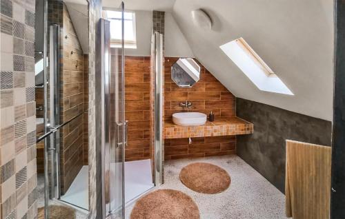 a bathroom with a shower and a toilet and a sink at Nice Home In Grzybowo With Kitchen in Grzybowo