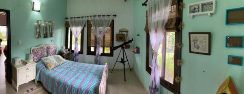 ein Schlafzimmer mit einem Bett und einer Kamera darin in der Unterkunft Habitaciones con Baño privado - Finca Valentina in Anolaima