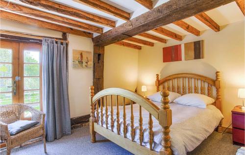 een slaapkamer met een houten bed en een raam bij 6 Bedroom Gorgeous Home In St Pierre En Auge in Vieux-Pont