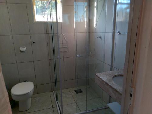 a bathroom with a shower and a toilet and a sink at CANTINHO DA PAZ! in Águas de São Pedro