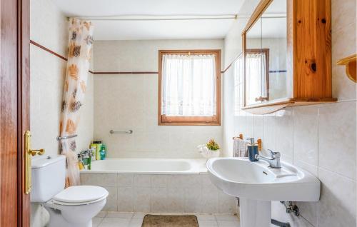 La salle de bains est pourvue d'un lavabo, de toilettes et d'une baignoire. dans l'établissement Gorgeous Home In Maanet De La Selva With Kitchen, à Maçanet de la Selva
