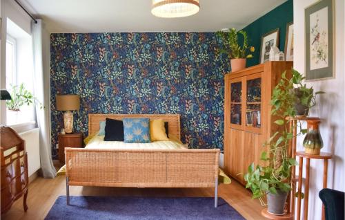 Stare Kawkowo的住宿－3 Bedroom Nice Home In Stare Kawkowo，一间卧室设有一张床和蓝色的墙壁