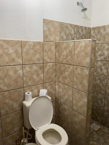 uma casa de banho com um WC e um chuveiro em Pousada do Suiço em Fortaleza