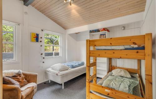 1 dormitorio con 2 literas y sofá en Lovely Home In Spttrup With House Sea View, en Lihme