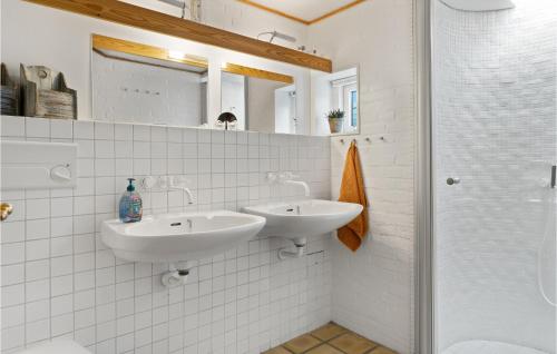 Ålbækにある3 Bedroom Amazing Home In lbkの白いバスルーム(シンク2台、シャワー付)