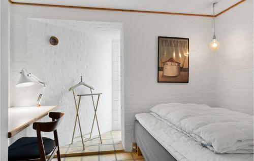 Ålbækにある3 Bedroom Amazing Home In lbkの白いベッドルーム(ベッド1台、デスク付)
